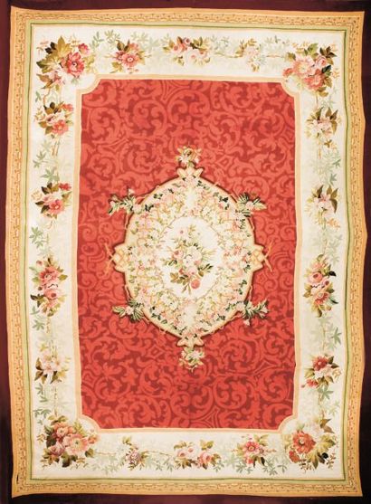 null AUBUSSON, Epoque Napoléon III Important tapis à décor d'un médaillon ivoire...