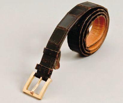 HERMÈS Paris made in France Ceinture Homme en crocodile marron, boucle plaqué or....