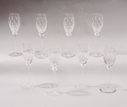 HERMÈS Paris Lot de huit flutes à champagne en cristal taillé sur piedouche.