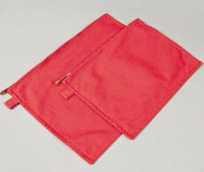 HERMÈS Paris made in France Lot de deux pochettes « Bora Bora « en toile rouge, fermeture...