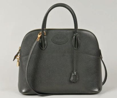 HERMÈS Paris made in France Sac «Bolide» 36cm en cuir grené noir, fermeture éclair,...