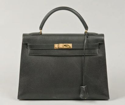 HERMÈS Paris made in france Sac «Kelly» 32cm en cuir grené noir, attaches fermoir...