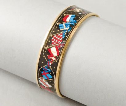 HERMÈS Paris made in France Bracelet jonc en métal doré émaillé à décor d'étenda...