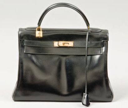 HERMÈS Paris Sac « Kelly « 32 cm en cuir noir, attaches et fermoir plaqué or, poignée,...