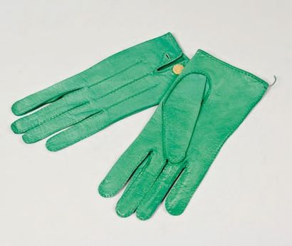 HERMÈS Paris made in France Paire de gants en agneau vert émeraude ornée d'un clou...