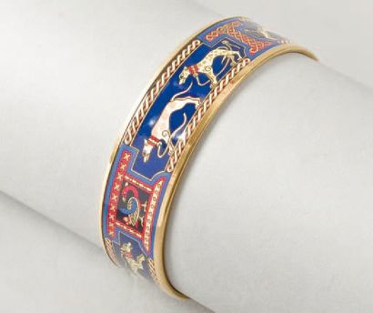 HERMÈS Paris made in France Bracelet jonc en métal doré émaillé à décor de lévri...