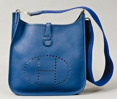 HERMÈS Paris made in France Sac « Evelyne « en cuir grené bleu roy, attaches platinium,...