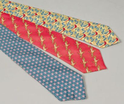 HERMÈS Paris made in France Lot de trois cravates en soie imprimée