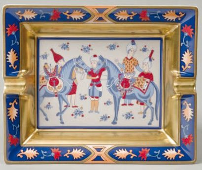 HERMÈS Paris Cendrier en porcelaine de Limoges à décor de deux cavaliers Samouraï,...