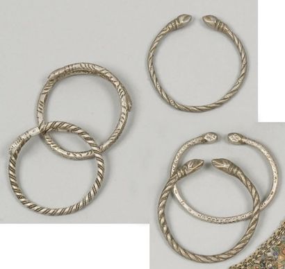 null Cinq bracelets «serpent» en argent à décor ciselé torsadé. Maghreb, début XXe...