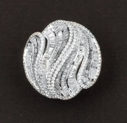 null Bague «volute» en or gris entièrement sertie de lignes de diamants taillés en...