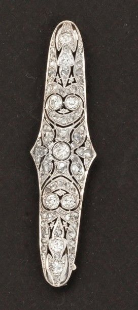 null Broche en or gris ajouré à décors de volutes ornée de diamants de taille ancienne...