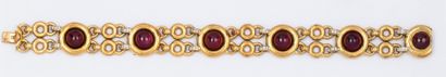 POIRAY Bracelet en or jaune articulé orné de cinq cabochons de grenat et de diamants...