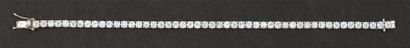 null Bracelet ligne en or gris entièrement serti de diamants taillés en brillant.
Poids...