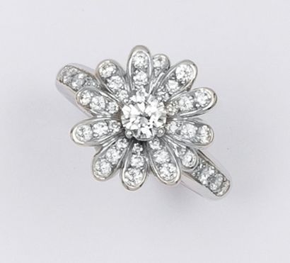DIOR Bague «Fleur» en or gris ornée de diamants taillés en brillant dont un, au centre,...