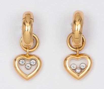 CHOPARD «Happy Diamond» - Paire de pendants d’oreilles en or jaune ornés chacun d’un...