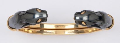 CARTIER «Panthère» - Bracelet jonc ouvert en or jaune et orné de deux motifs panthère...