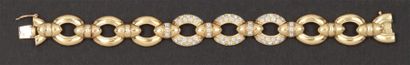 null Bracelet en or jaune ciselé à maillons ovale dont certains sertis de diamants...