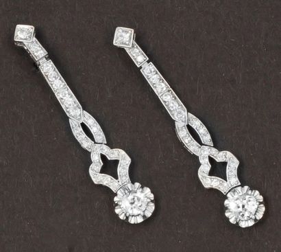 null Paire de pendants d’oreilles en or gris ajouré ornés chacun de diamants taillés...