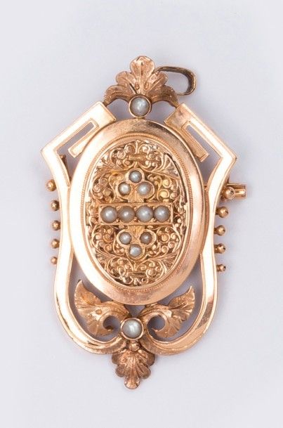 null Broche en or jaune ciselé et ajouré à décor de cartouche ornée de perles fines....