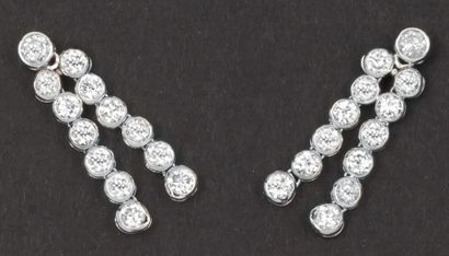 null Paire de pendants d’oreilles en or gris ornés chacun de deux lignes de diamants...