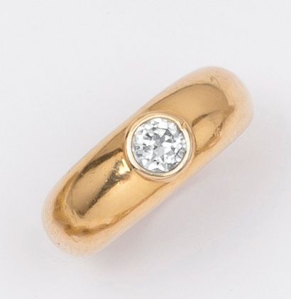 CHAUMET Anneau en or jaune orné d’un diamant taillé en brillant en serti clos.
Signé...