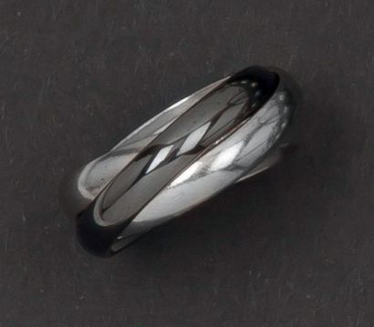CARTIER «Trinity» - Bague trois anneaux en or gris et céramique noire.
Signée Cartier...