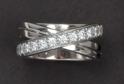 CARTIER Double anneau «Croisé» en or gris orné d’une ligne de diamants taillés en...