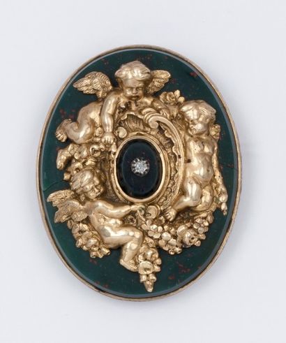 null Broche en vermeil ornée d’un décor de Putti sur un fond de jaspe sanguin et...