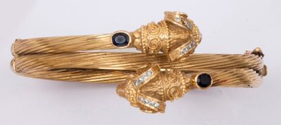 null Bracelet en or jaune ciselé à décor de «Têtes de Béliers» affrontés orné de...