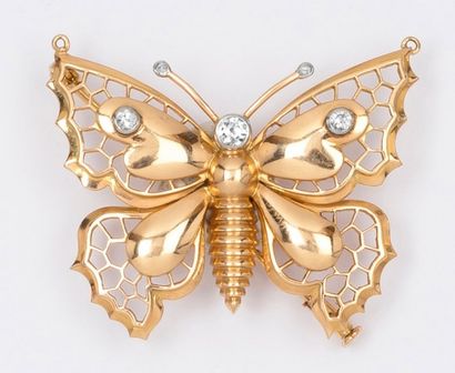 null Broche «Papillon» en or jaune et or gris ajourés ornée de diamants de taille...