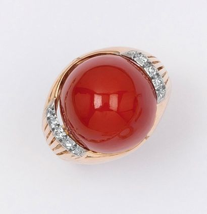 null Bague en or rose et or gris godronnés ornée d’un cabochon de corail bordé de...