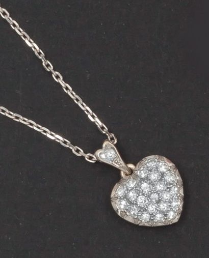 null Chaîne et pendentif «Coeur» en or gris entièrement sertie de diamants taillés...