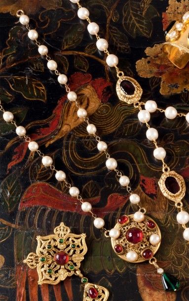 null CHANEL - Collection 1985 Magnifique sautoir chaîne entrecoupée de perles d’imitation...