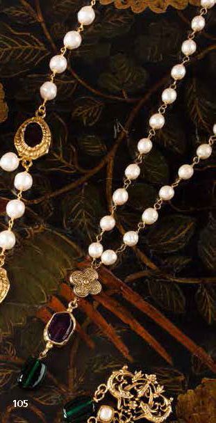 null CHANEL - Collection 1985 Sautoir chaîne en métal doré entrecoupée de perles...