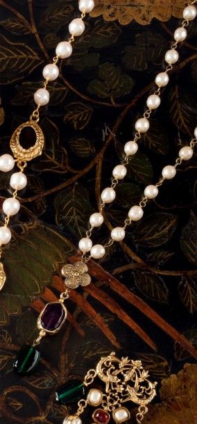 null CHANEL - Collection 1985 Sautoir chaîne en métal doré entrecoupée de perles...