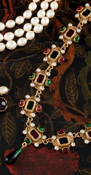 null CHANEL - Collection 1984 Magnifique collier composé de motifs en métal doré...