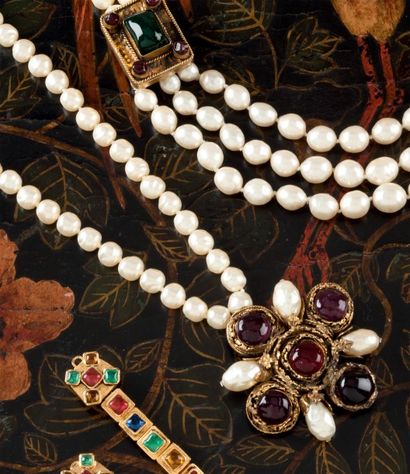 null CHANEL par Gripoix collection 1984 Collier de perles d’imitation blanches baroques...