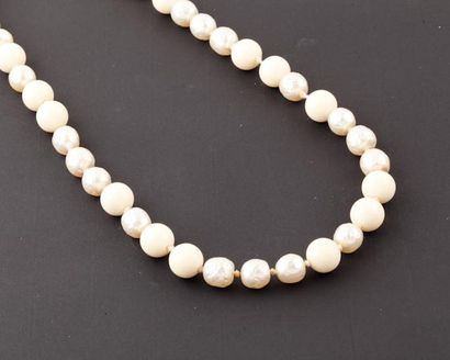 null CHANEL - Collection 1985 Sautoir composé de perles d’imitation baroques nacrées...