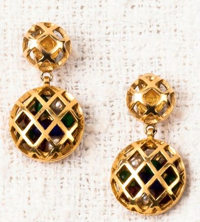 null CHANEL circa 1984 / 1989 Paire de pendants d'oreille grillage en métal doré...