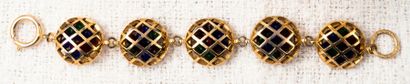 null CHANEL circa 1984 / 1989 Bracelet grillage en métal doré enserrant des perles...