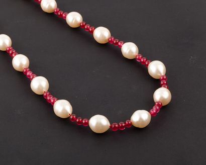 null CHANEL - prêt-à-porter Automne / Hiver 1992 Sautoir de perles d’imitation blanches...