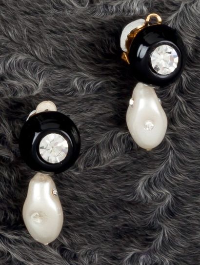 null CHANEL - Collection 1984 Paire de pendants d'oreille en pâte de verre noire,...