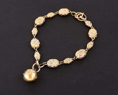 null CHANEL circa 1984 / 1989 Bracelet chaîne double rang de motifs matelassés en...