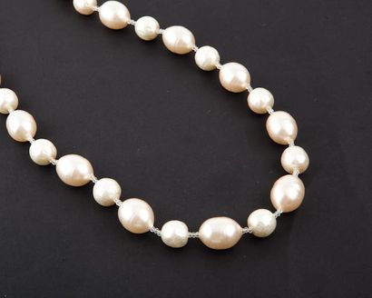 null CHANEL circa 1984 / 1989 Sautoir de perles d’imitation blanches olives baroques...