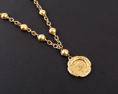 null CHANEL circa 1984 / 1989 Sautoir chaîne en métal doré intercalé de motifs demi-perles...