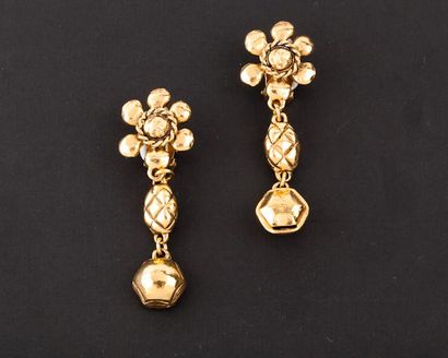 null CHANEL circa 1984 / 1989 Paire de pendants d'oreille en métal doré, fleur retenant...