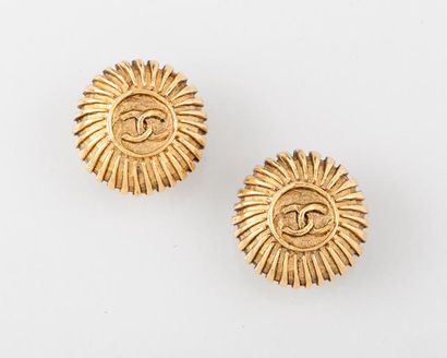 null CHANEL circa 1984 / 1989 Paire de clips d'oreille dôme en métal doré figurant...