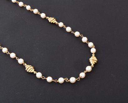 null CHANEL circa 1984 / 1989 Sautoir chaîne en métal doré entrecoupée de perles...