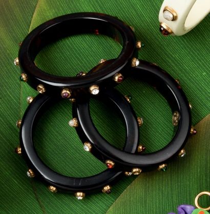 null CHANEL circa 1985 Ensemble de trois bracelets joncs 15mm en résine flammée sertie...